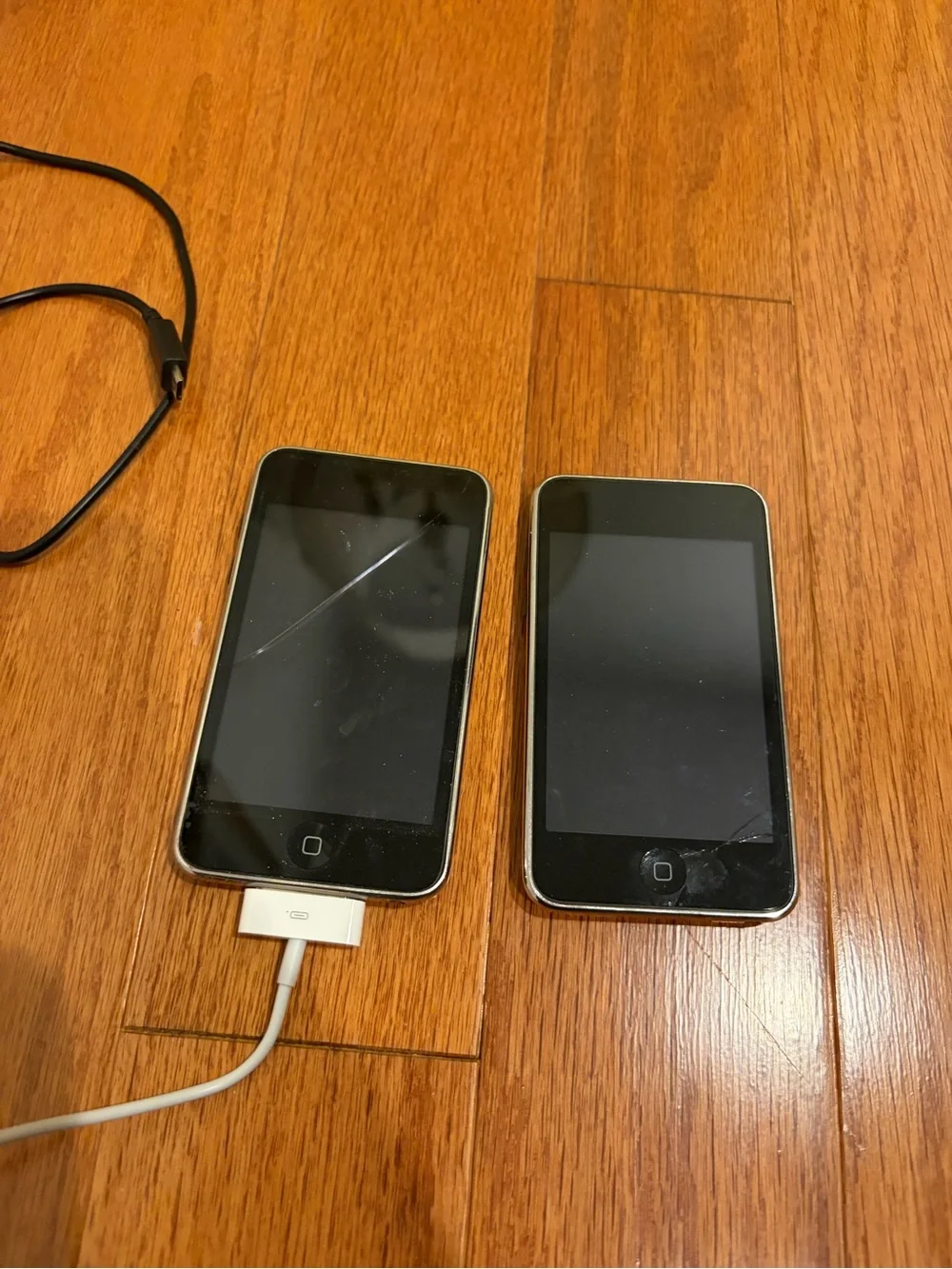 2 Apple iPod Touch (2nd Generation)